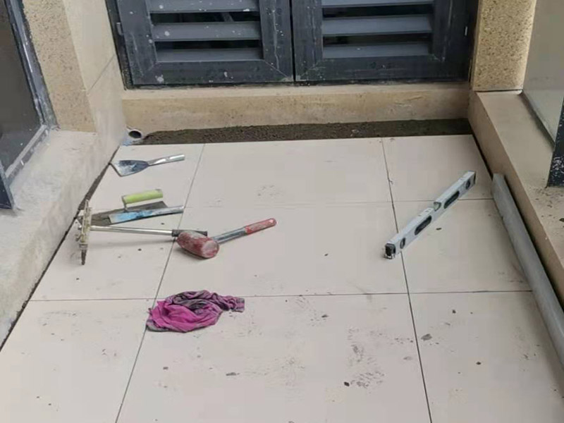 广州客厅装修木地板好还是瓷砖好,近十年受欢迎的客厅地面装修(图1)