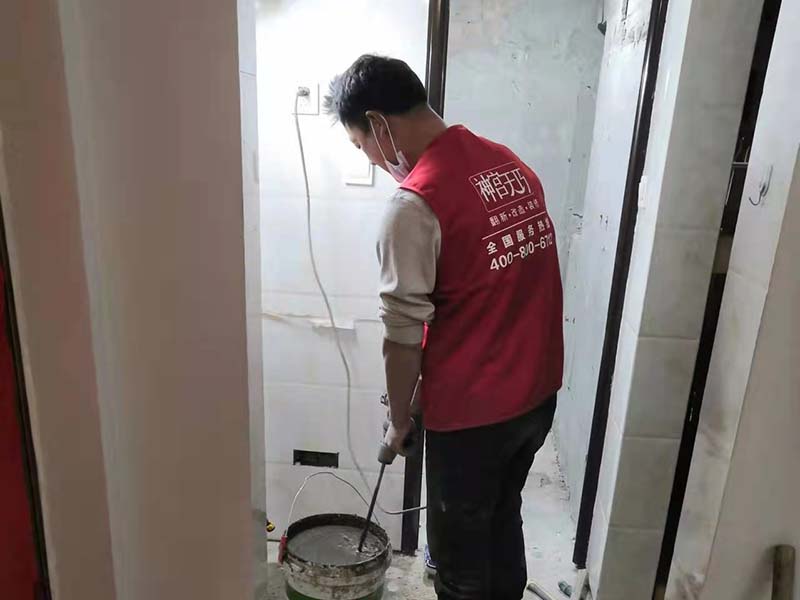 家里浴室周边墙体发霉什么原因？怎样解决卫生间墙面漏水问题？(图1)