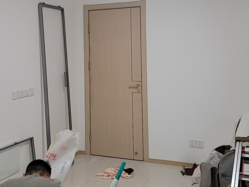 卧室门和门框缝隙大怎么办(图1)